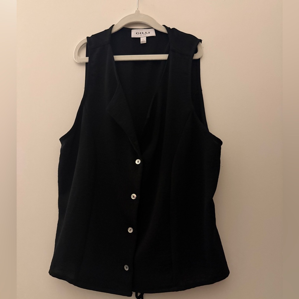 Gilli Black Sleeveless Button-Front Blouse